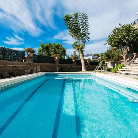 Queen Of The Ocean Villa: Stately Style House With Pool Holiday home *