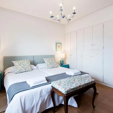 Queen Of The Ocean Villa: Stately Style House With Pool Holiday home