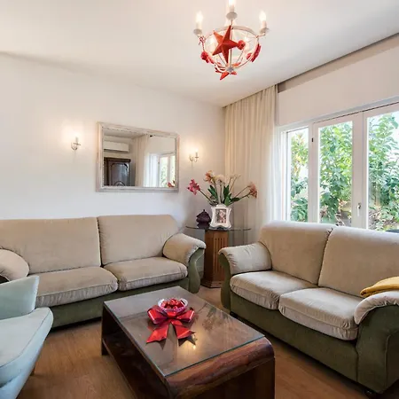 Queen Of The Ocean Villa: Stately Style House With Pool